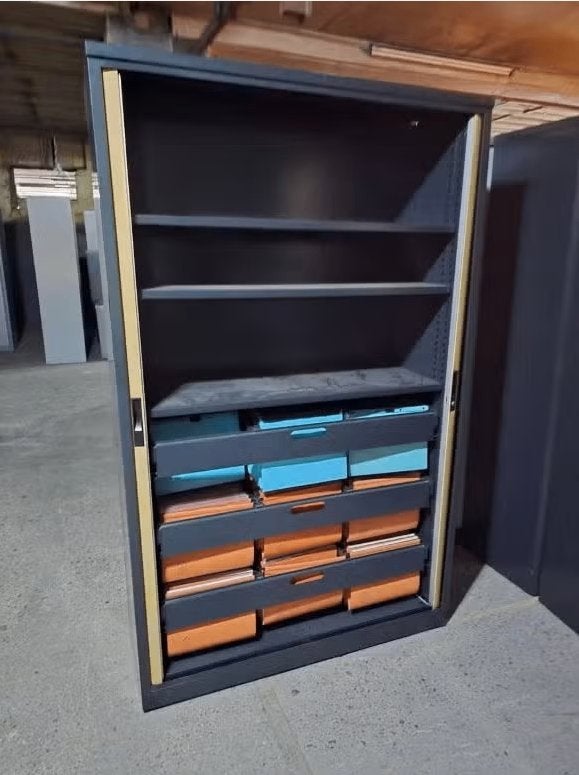 Armoire métallique porte coulissante avec dossier suspendu