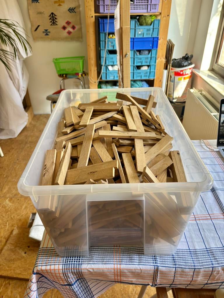 Bak vol houten latjes parket kapla, Ophalen