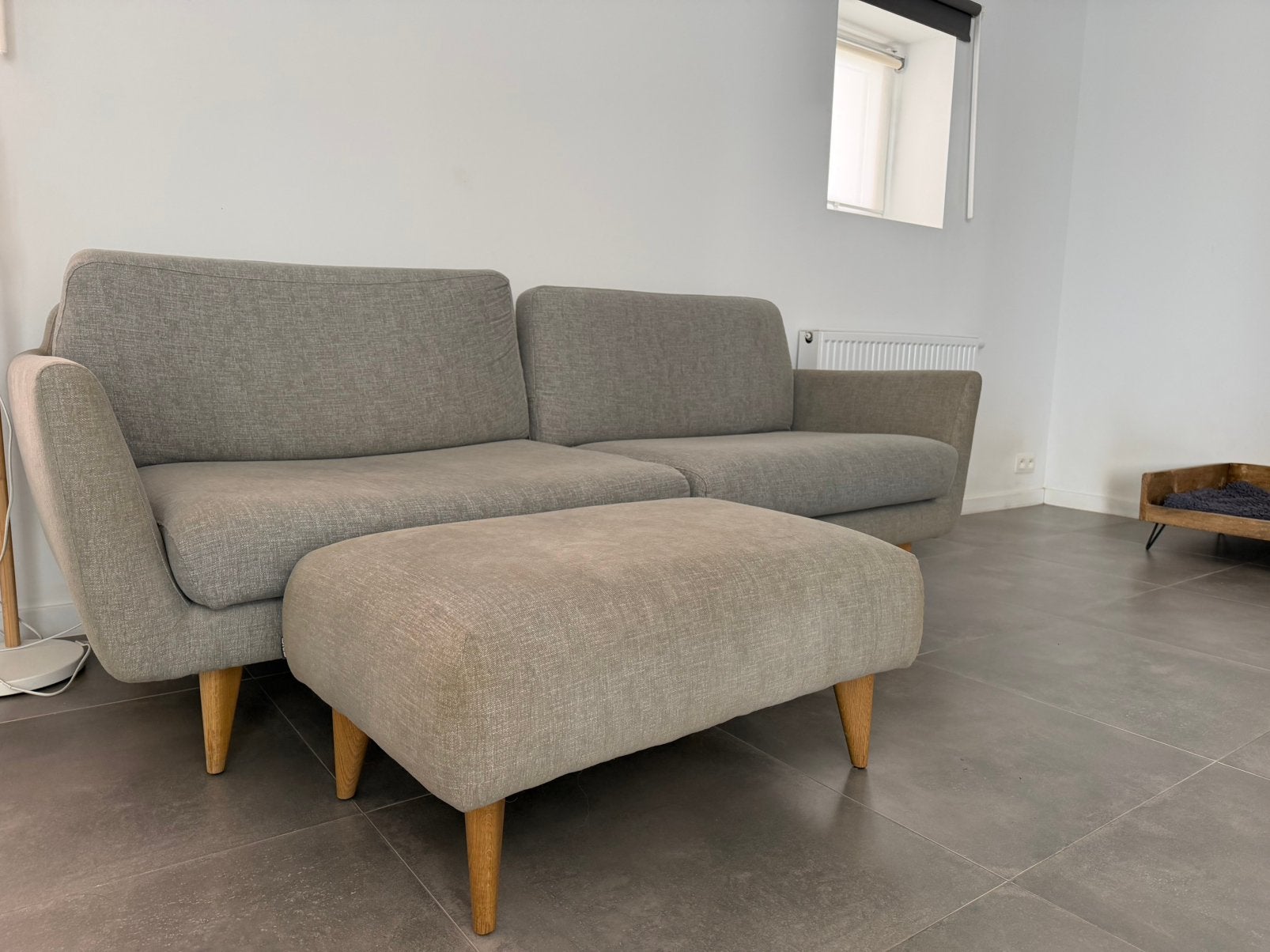 Grijze zetel met voetbank, Huis en Inrichting, Ophalen, Zo goed als nieuw, Stof