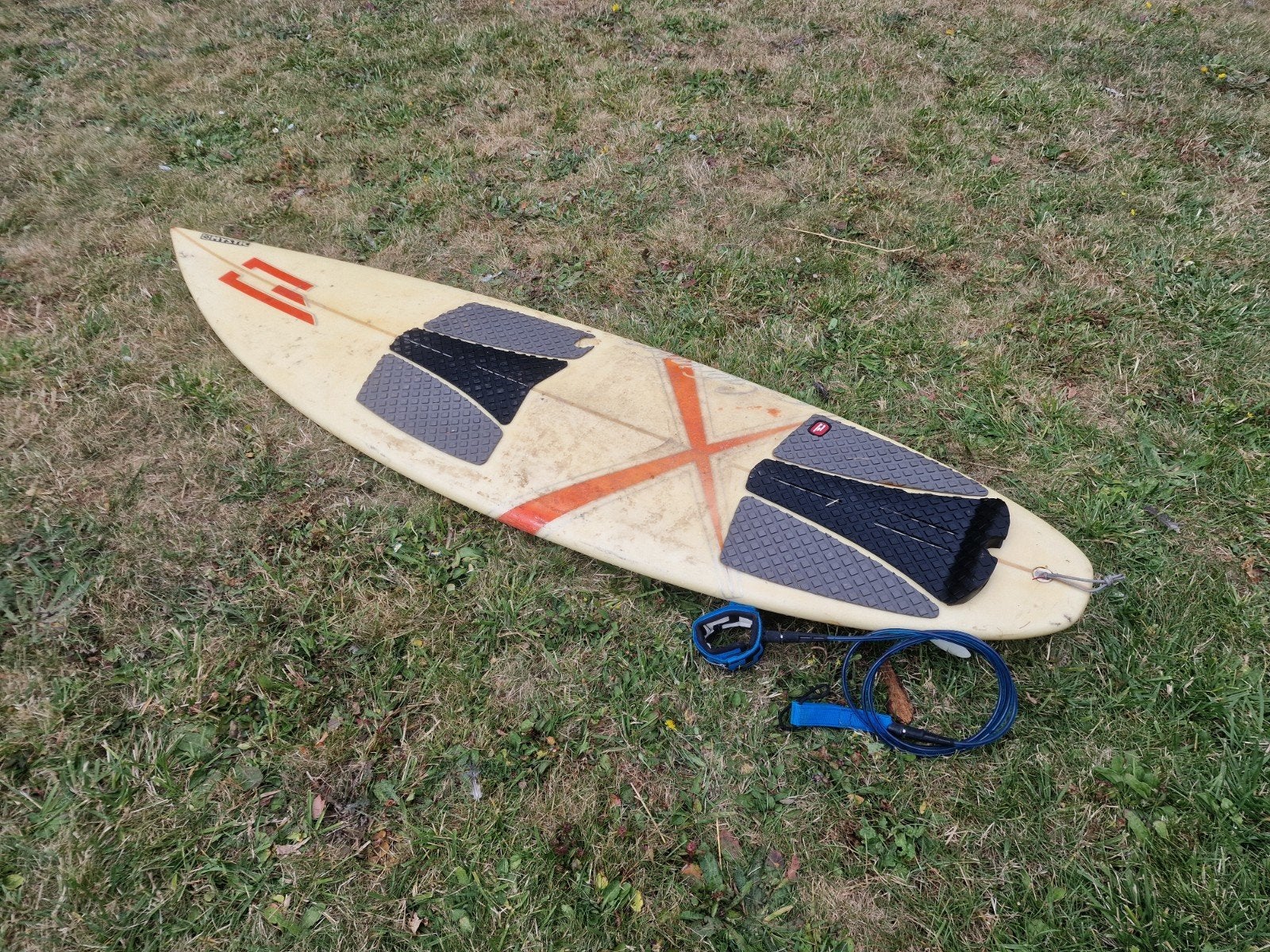 Cabrinha surfboard 168cm + leash, Sports nautiques & Bateaux, Canoës, Enlèvement