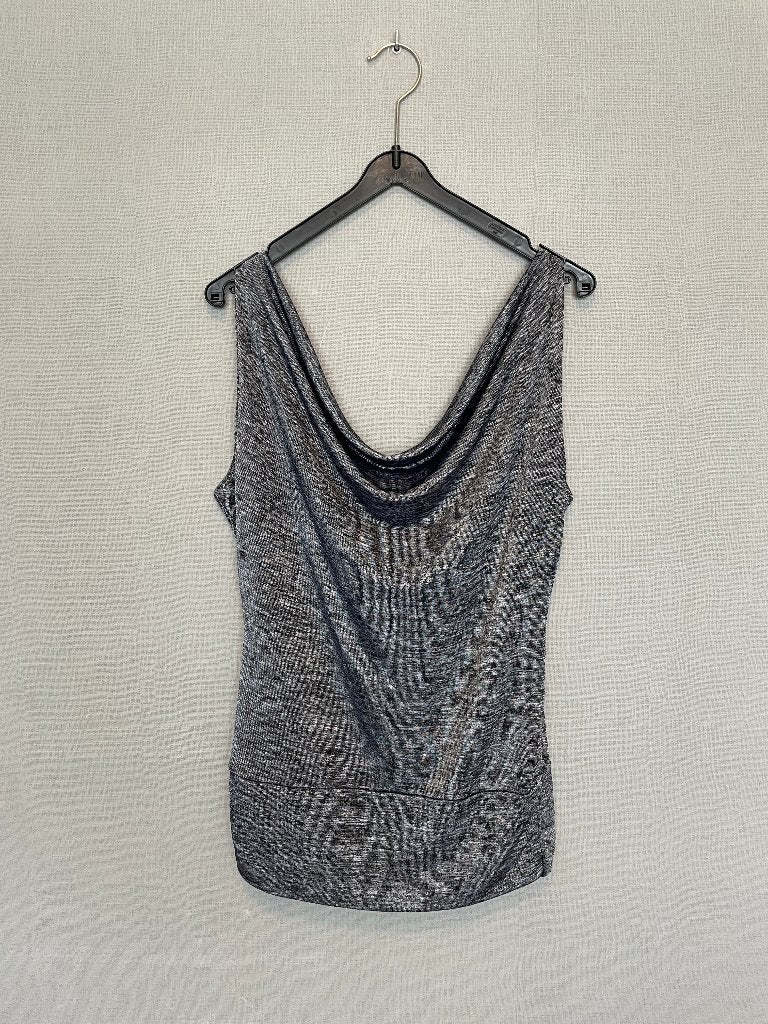 Zwart met wit topje met speciale achterkant (S), Vêtements | Femmes, Tops, Comme neuf, Taille 36 (S), Noir, Sans manches, Enlèvement ou Envoi