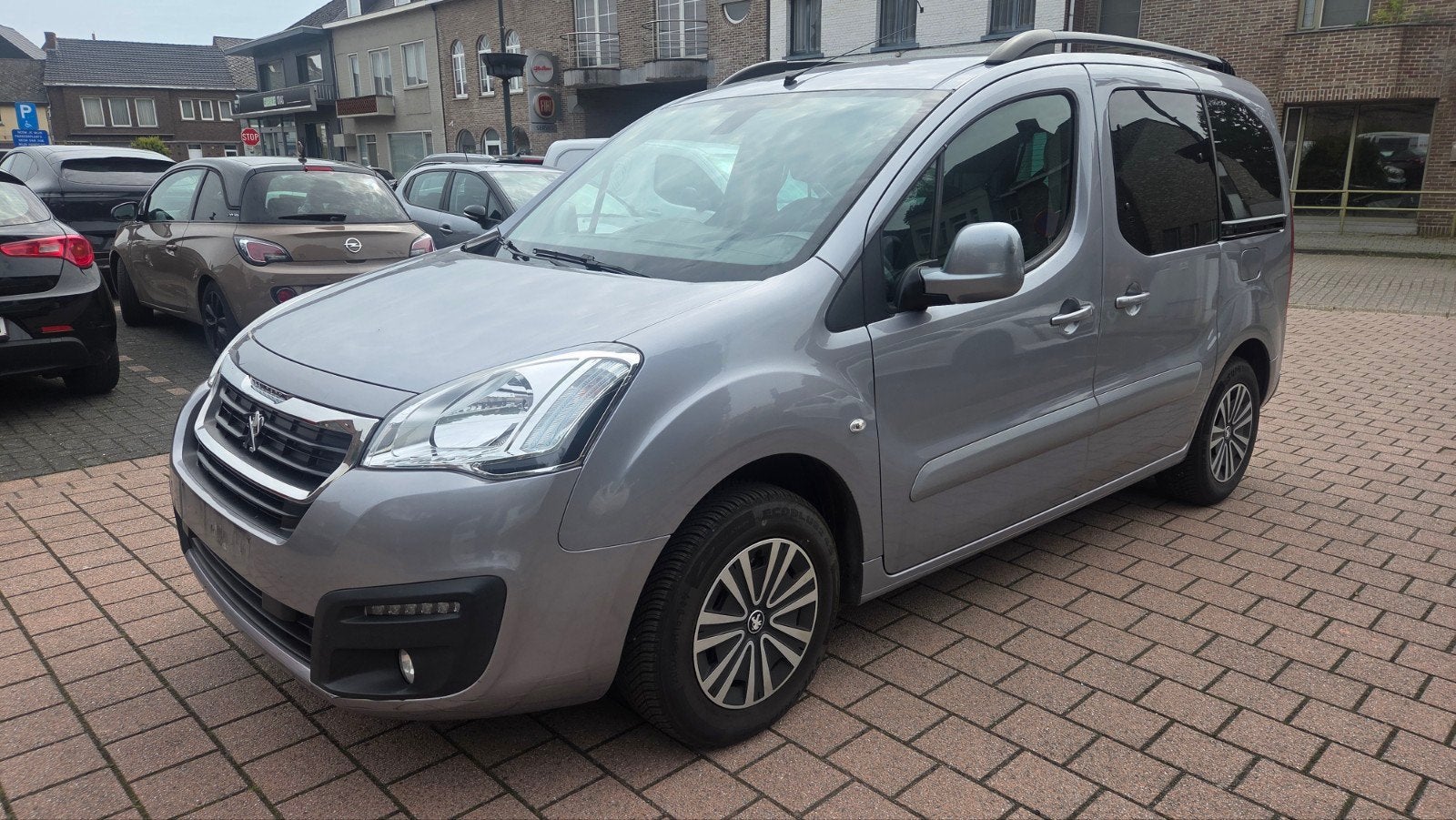PIPETTE PEUGEOT PARTNER 1.6 ESSENCE EN 2017, Autos, Argent ou Gris, Achat, Euro 6, Boîte manuelle