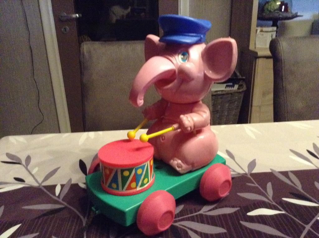 Éléphant de randonnée vintage en plastique avec tambour, Enfants & Bébés, Jouets | Fisher-Price, Utilisé, Jouet à Pousser ou Tirer