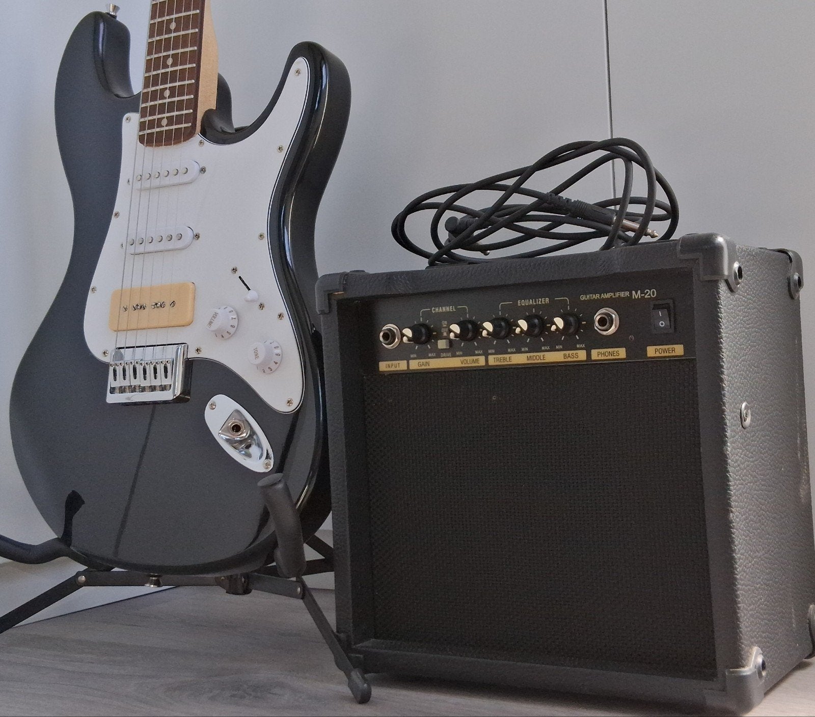 Customized P90 strat met versterker, kabel, zak en statief, Musique & Instruments, Instruments à corde | Guitares | Électriques