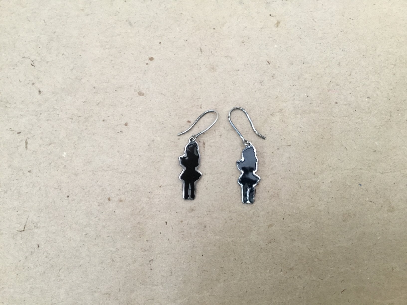 Boucles d'oreilles Malice au pays des merveilles, Bijoux, Sacs & Beauté, Enlèvement ou Envoi, Comme neuf, Noir, Argent