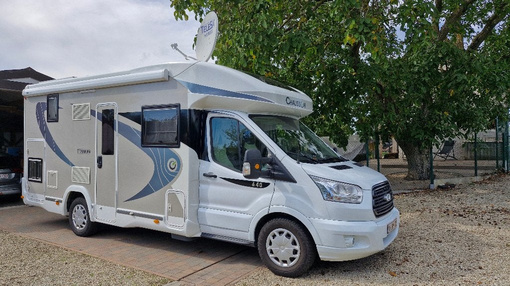 Mobil-home CHAUSSON 640 Titanium pour 4 personnes, Auvent, Jusqu'à 4, Toilette à cassette, Ford