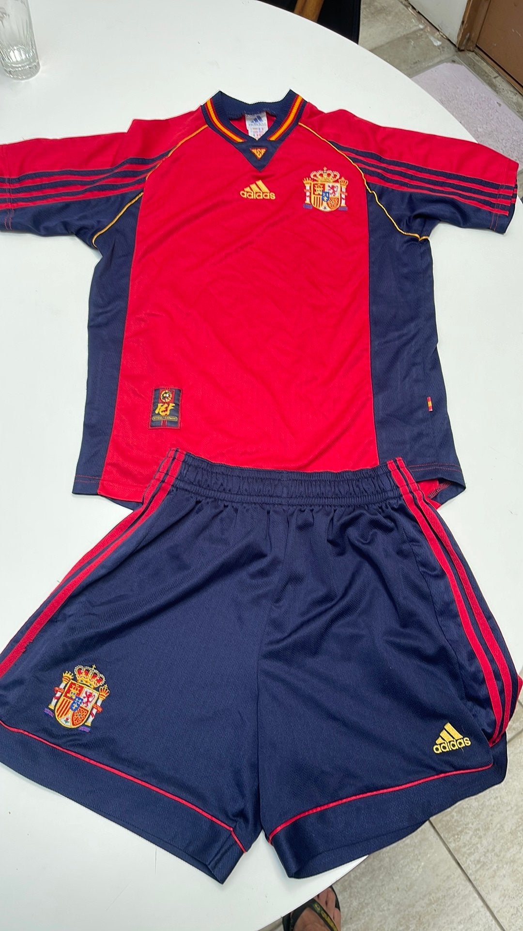 Tenue Spanje Adidas 1998 original maat 178, Ophalen of Verzenden, Gebruikt, Clubaccessoires