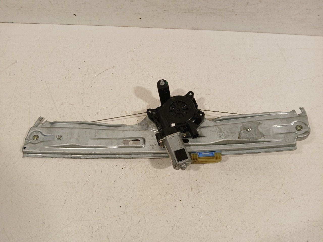 Raammechaniek elektrisch links achter Fiat Tipo, Onderdelen@venauto.nl, Van der Ven Autorecycling B.V., Gebruikt, Ettenseweg 76, 4706 PB Roosendaal, The Netherlands
