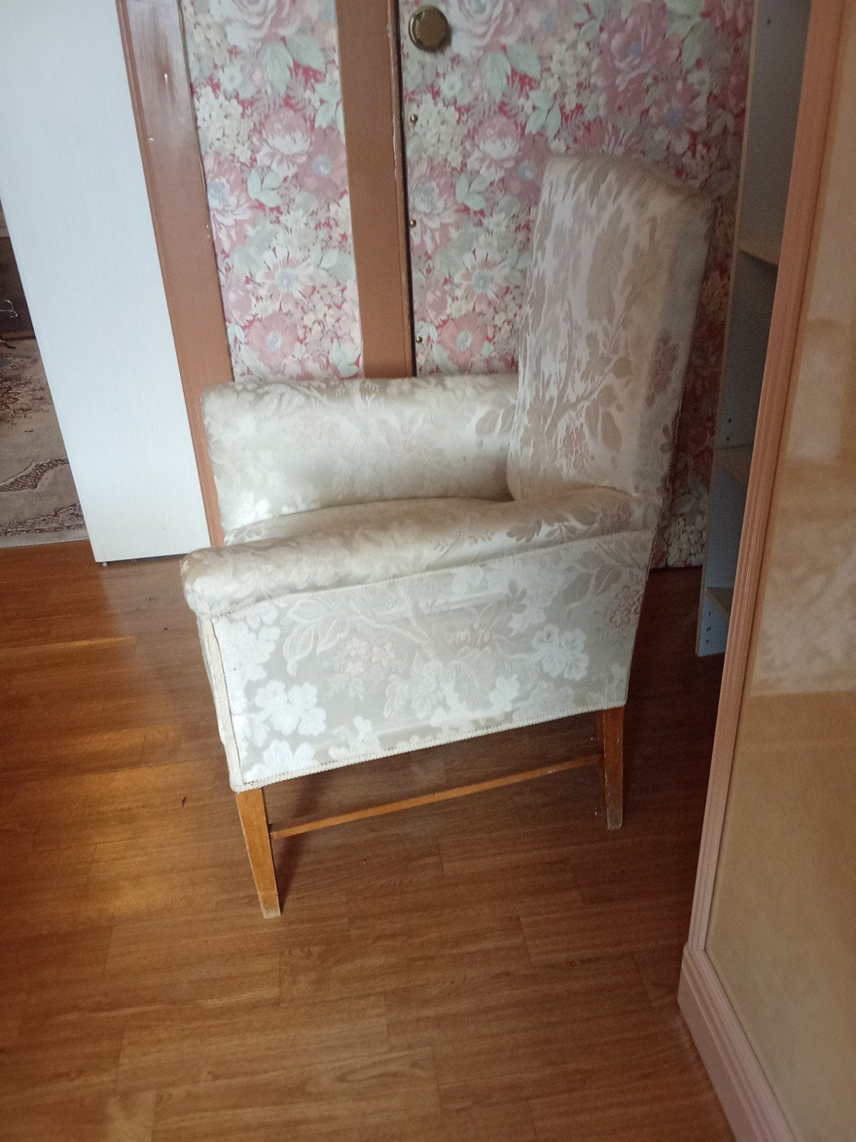 2 jolis fauteuils en pin et tissus clair avec motif.
bon ét, Enlèvement ou Envoi