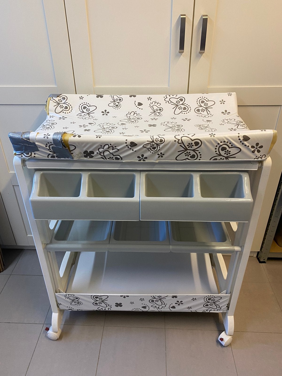 Luiertafel op wielen met ingebouwd bad, Ophalen, Gebruikt, Aankleedkussen, Overige merken