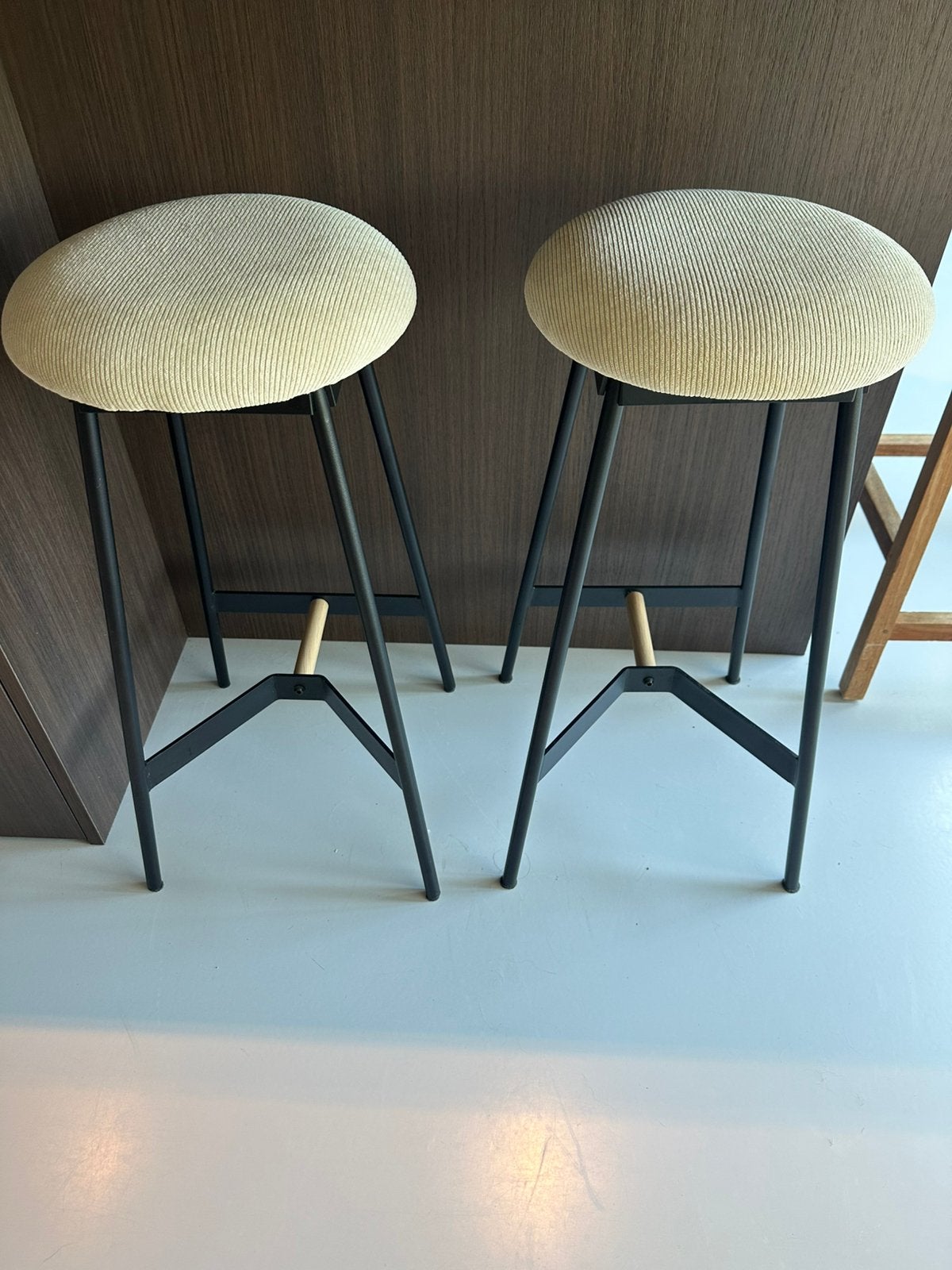 4 beige barkrukken - 1 jaar oud, Ophalen, 60 tot 90 cm, Zo goed als nieuw, Metaal