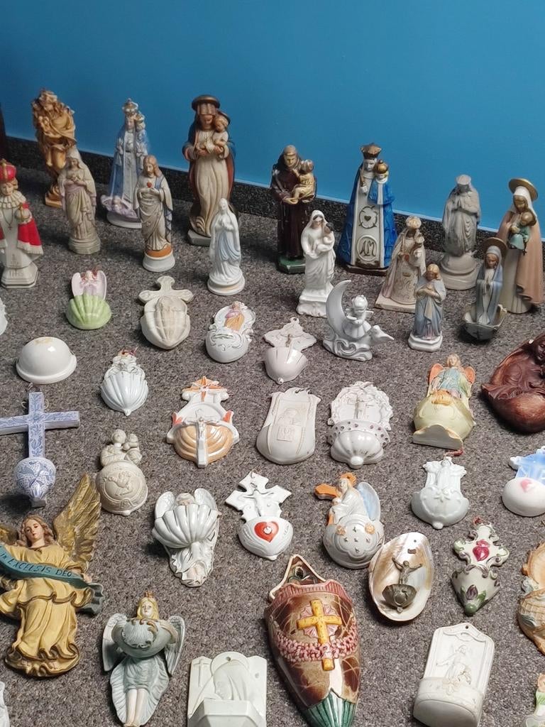 Wijwater potjes en beeldjes, Ophalen