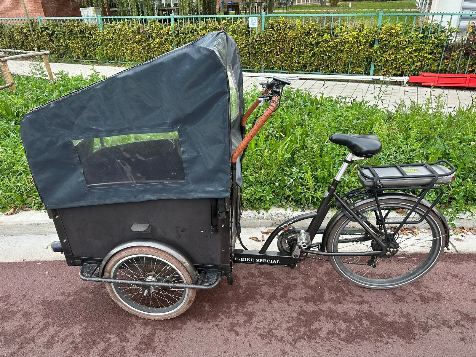 Elektrische bakfiets 4 zitjes 650€, Fietsen en Brommers, Ophalen of Verzenden, Zo goed als nieuw