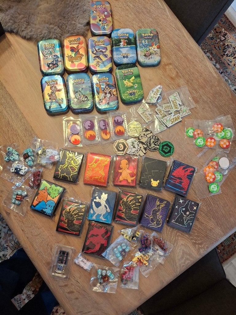 Lot pokemon spullen en lege tins, Ophalen