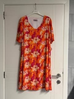 Robe fleurie en parfait état de Victoria (44), Enlèvement, Comme neuf, Orange, Robe