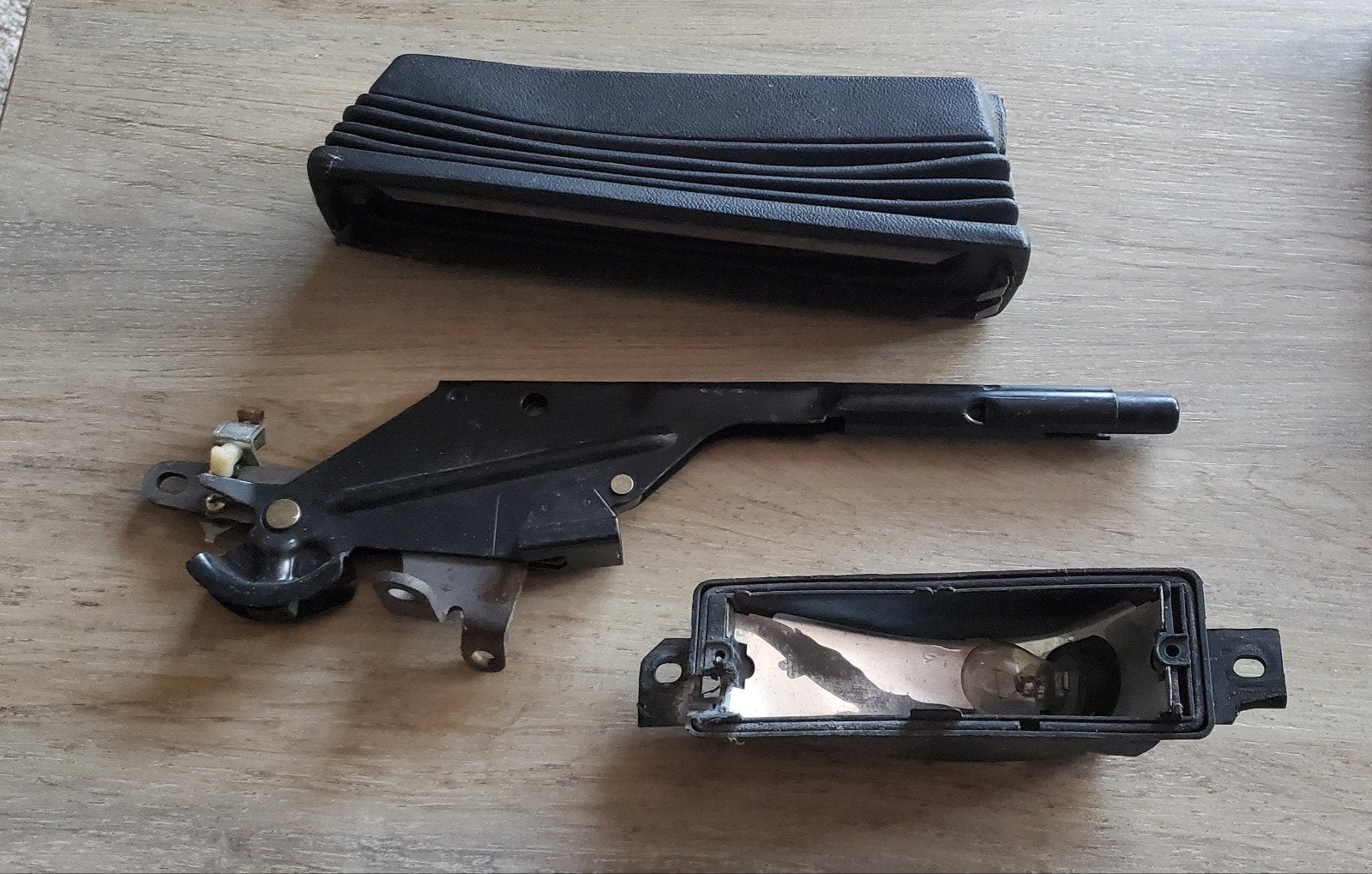 Bmw E30 handrem en linker pinker vooraan

Handrem met hoes 2, Ophalen, BMW