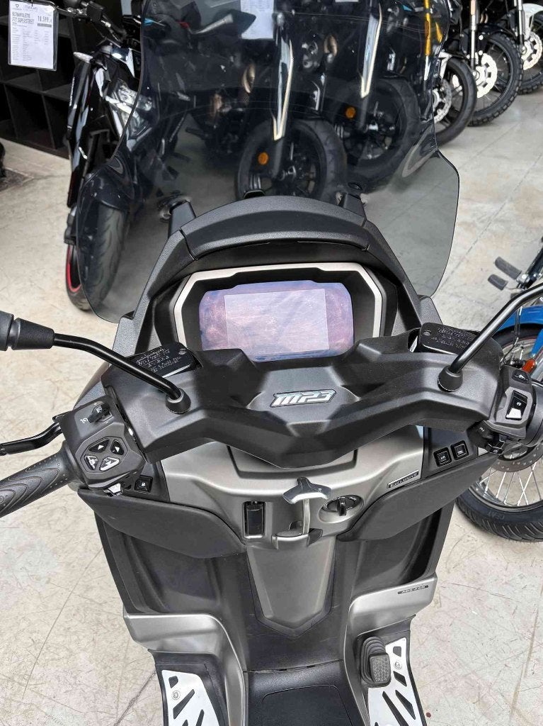 Piaggio MP3 530 HPE Exclusief 2023, Occasion, Bedrijf, Automaat, Scooter