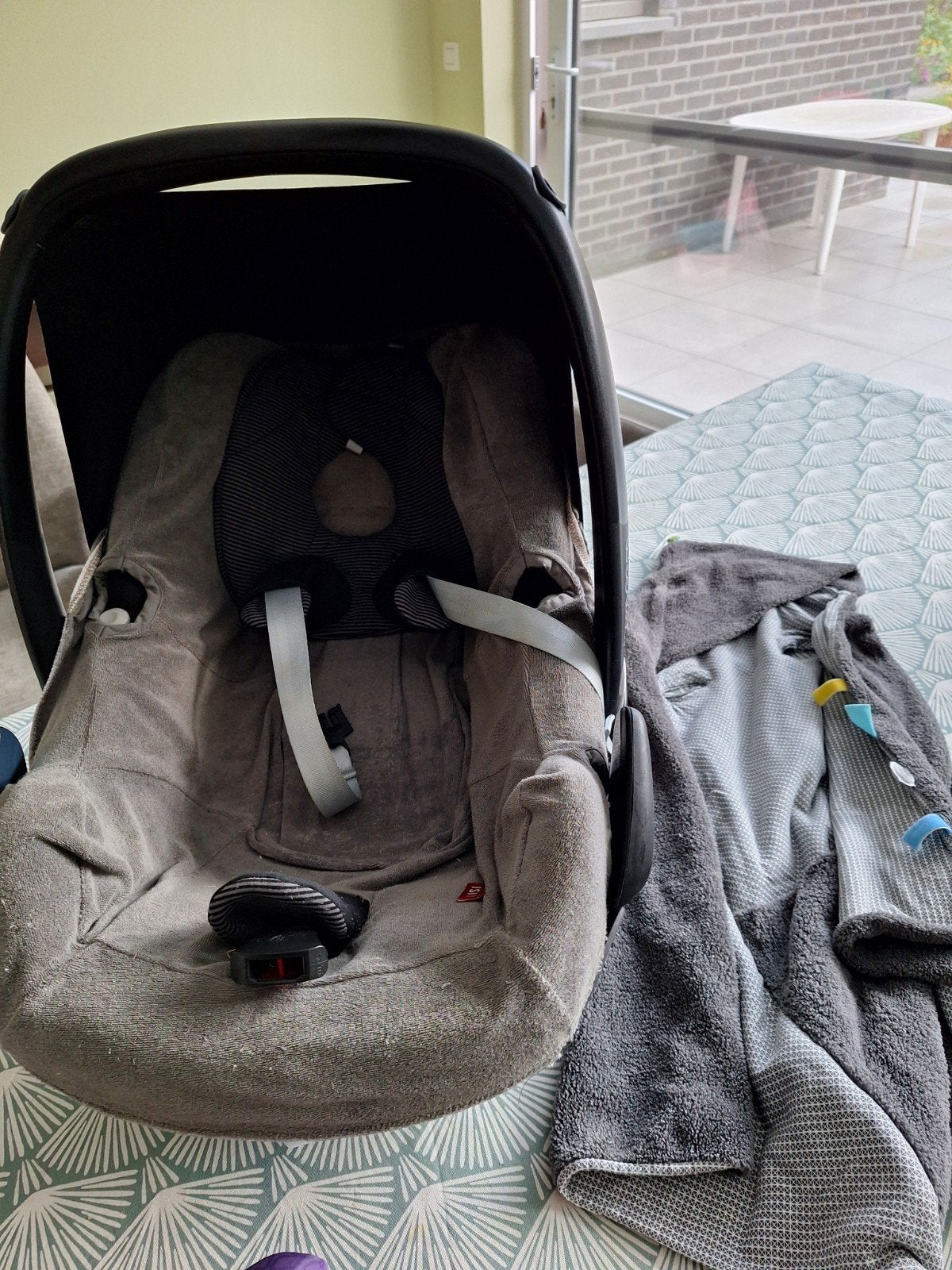 Maxicosi Pebble met hoes, warme wikkeldoek en spelspiraal, Enlèvement, Utilisé, Maxi-Cosi, Ceinture de sécurité ou Isofix
