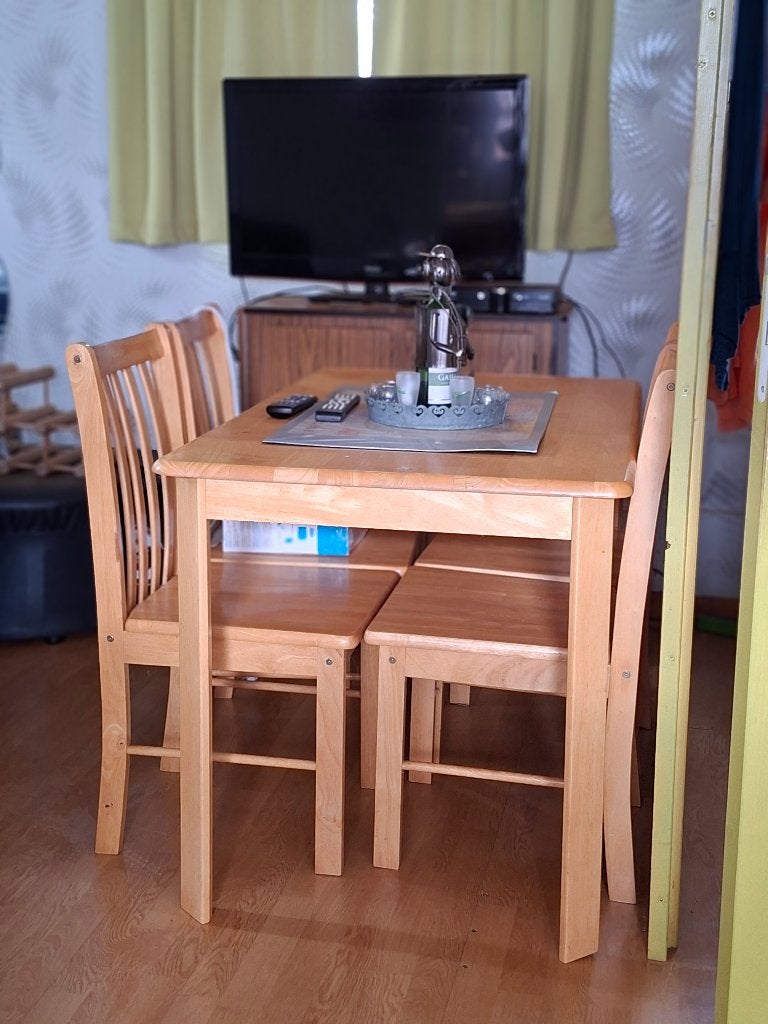 4 Chaises et une table 50€, Maison & Meubles, Autres couleurs, Enlèvement, Utilisé, Bois