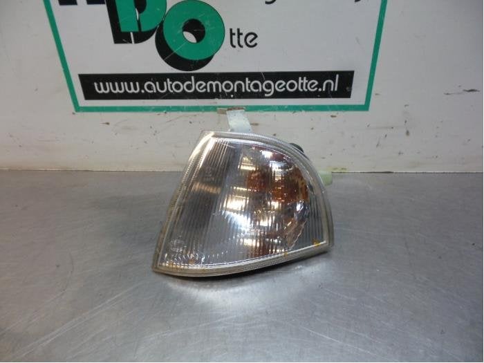 Feu clignotant gauche d'un Skoda Octavia (Octavia 97-), -, Utilisé, Skoda, -