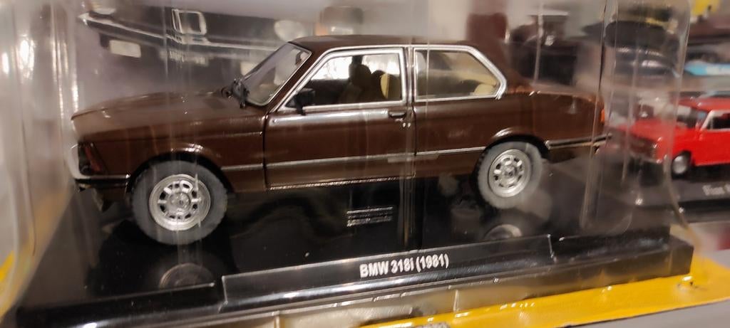 BMW 318i bruin 198, 1:24 in blister met magazine., Hobby en Vrije tijd, Ophalen of Verzenden