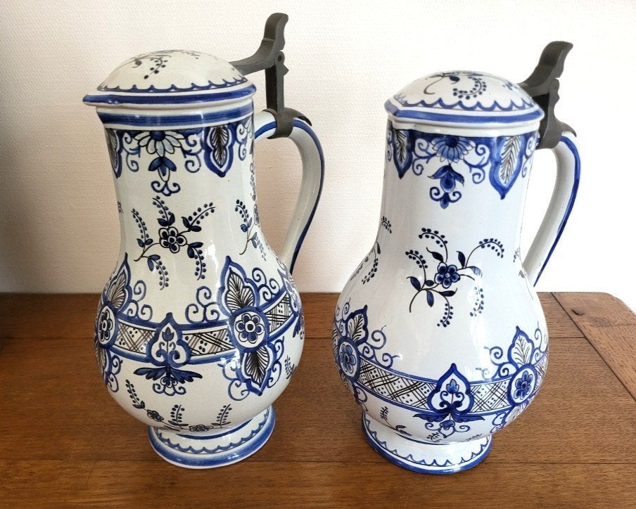 2 Pichets anciens avec marque AK, Envoi