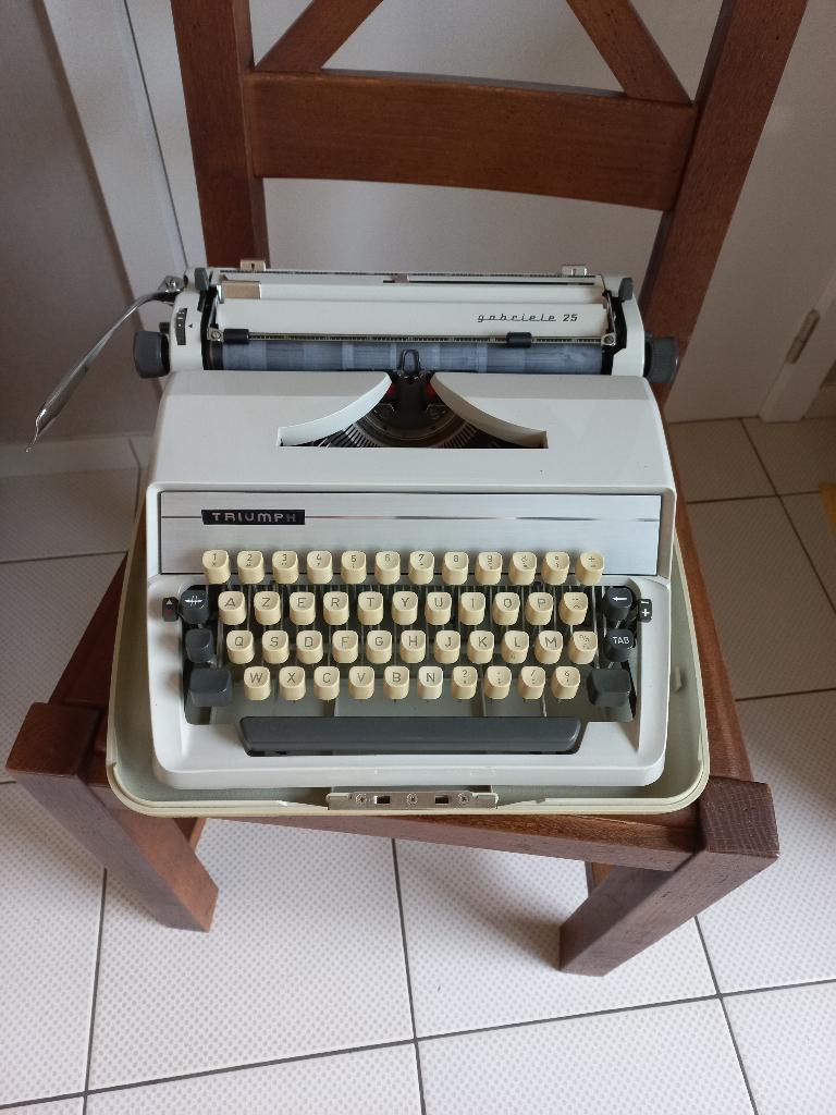 Machine à écrire mécanique Triumph Gabriele 25, Huis en Inrichting, Woonaccessoires | Overige, Ophalen, Zo goed als nieuw