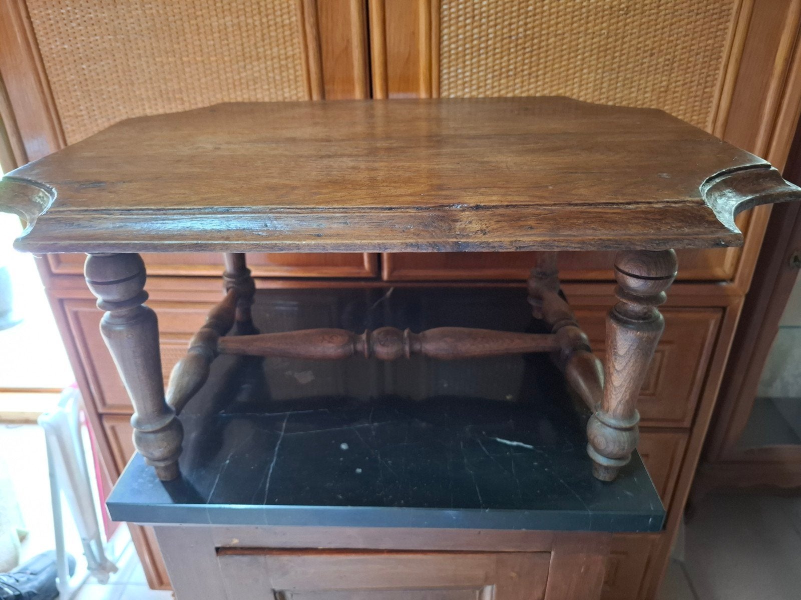 Ancien repose-pieds / petite table basse rustique en bois, Enlèvement