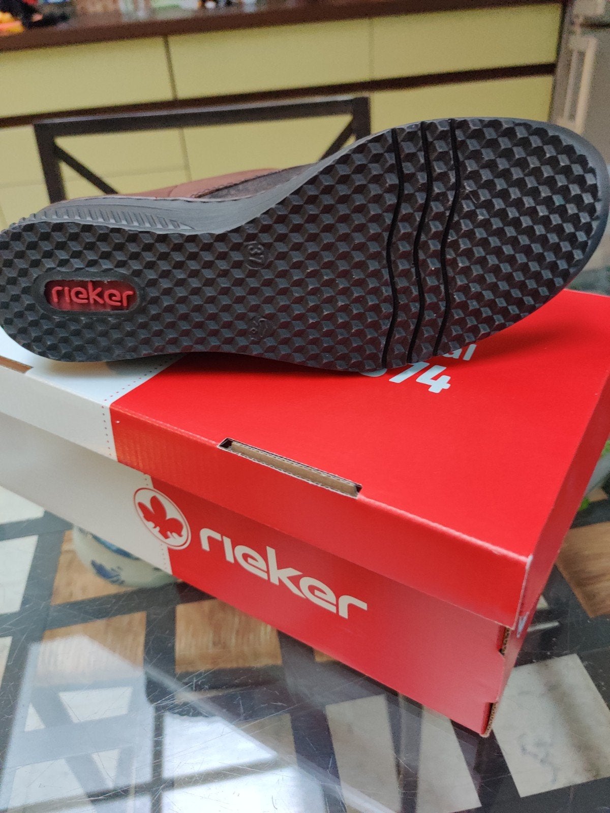 Nieuwe Rieker schoenen, Ophalen