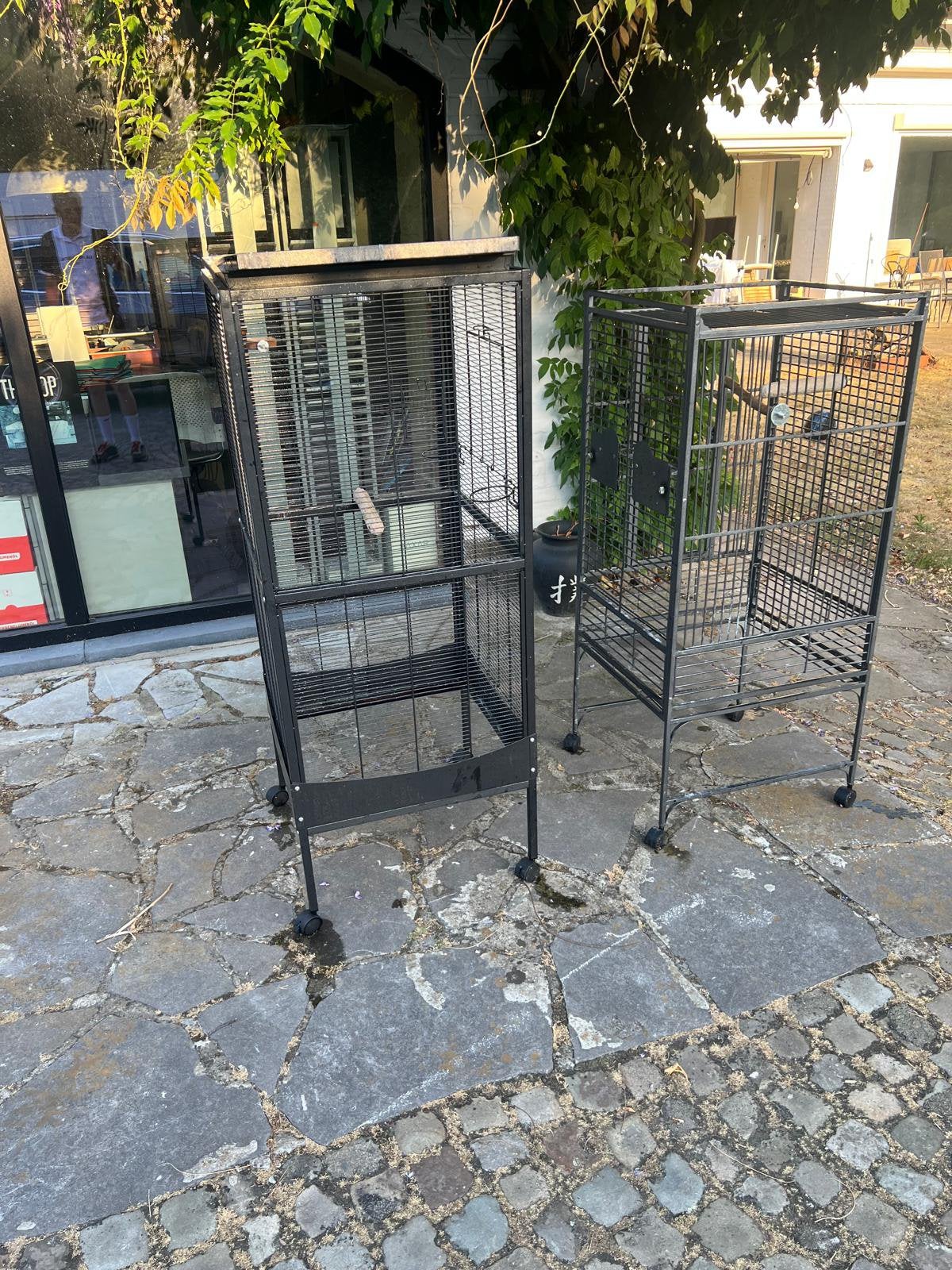 Grandes cages mobiles pour perroquets (2 disponibles), Enlèvement, Comme neuf