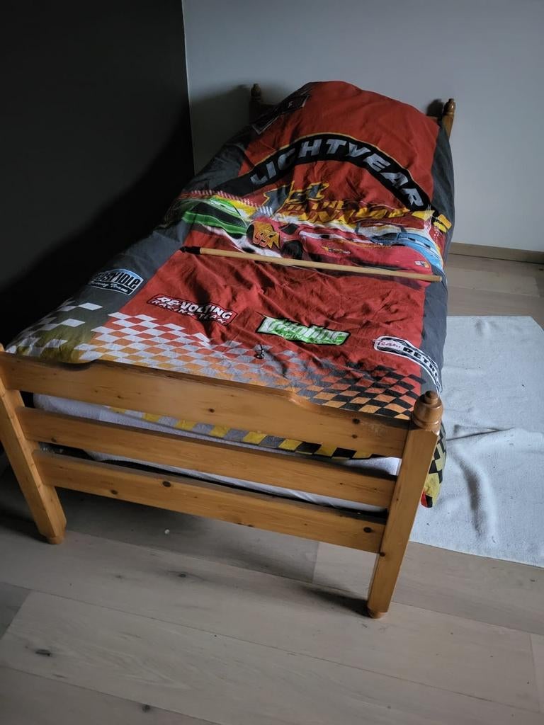Eenpersoonsbed met toebehoren. Doe bod., Huis en Inrichting, Slaapkamer | Bedden, Ophalen
