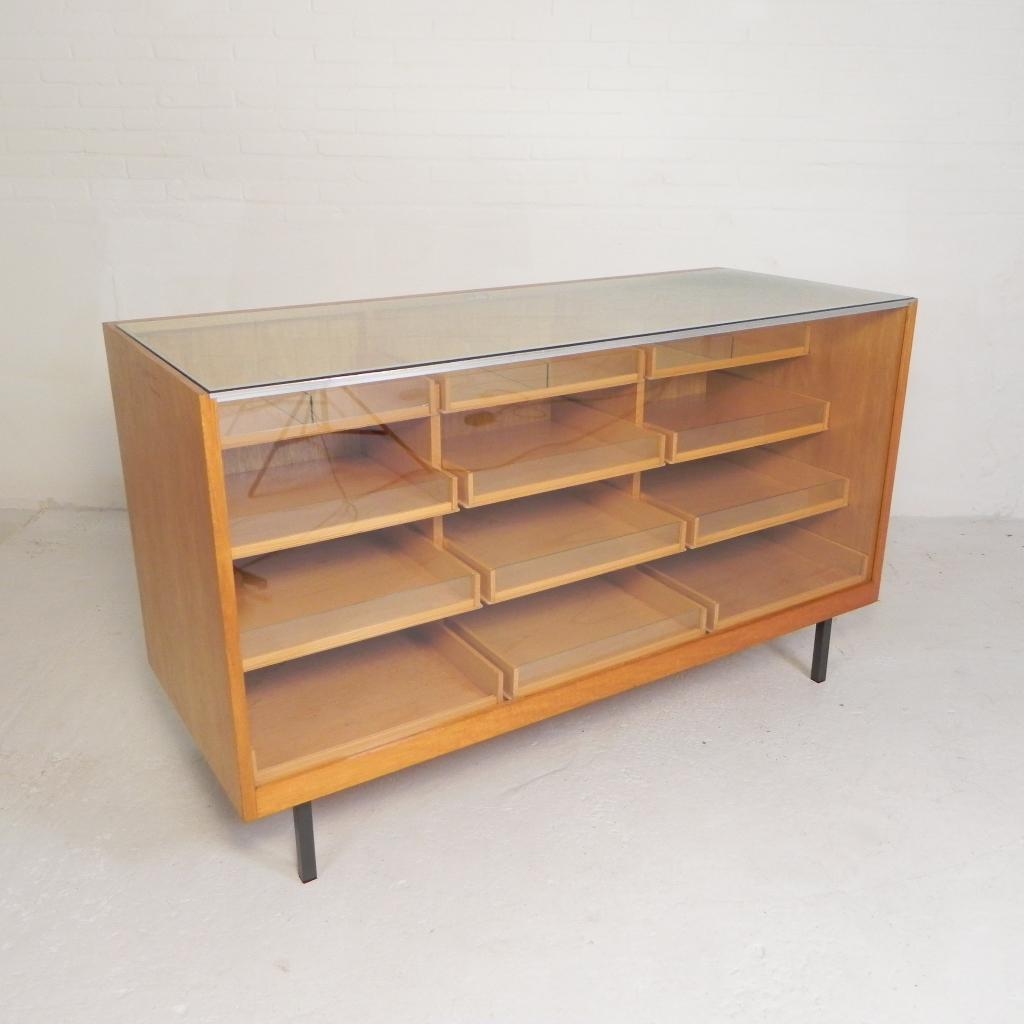 Toonbank, vitrine door Brixius, 150 cm lang, jaren 50, Huis en Inrichting, Kasten | Vitrinekasten, Ophalen of Verzenden, Glas