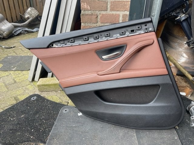 PANNEAU DE PORTE ARRIÈRE GAUCHE bruin leder 5 serie (F10), Utilisé, BMW, Petuelring 130
80809  München, DE, Bayerische Motoren Werke AG
