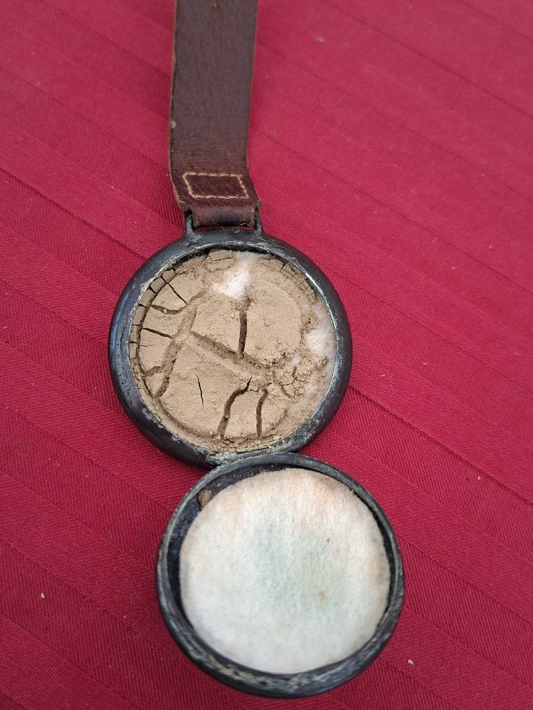 Ancien accessoire de pêche, une boîte à graisse en ligne, Enlèvement ou Envoi, Utilisé, Autres types