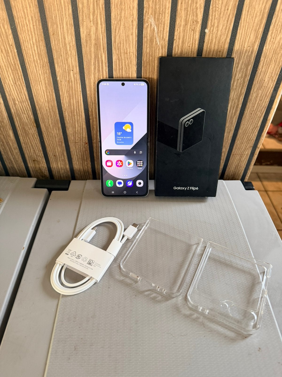 Vend/échange Samsung Galaxy Z Flip 6 256gb boite coque cable, Enlèvement ou Envoi, Comme neuf, Galaxy Z Flip