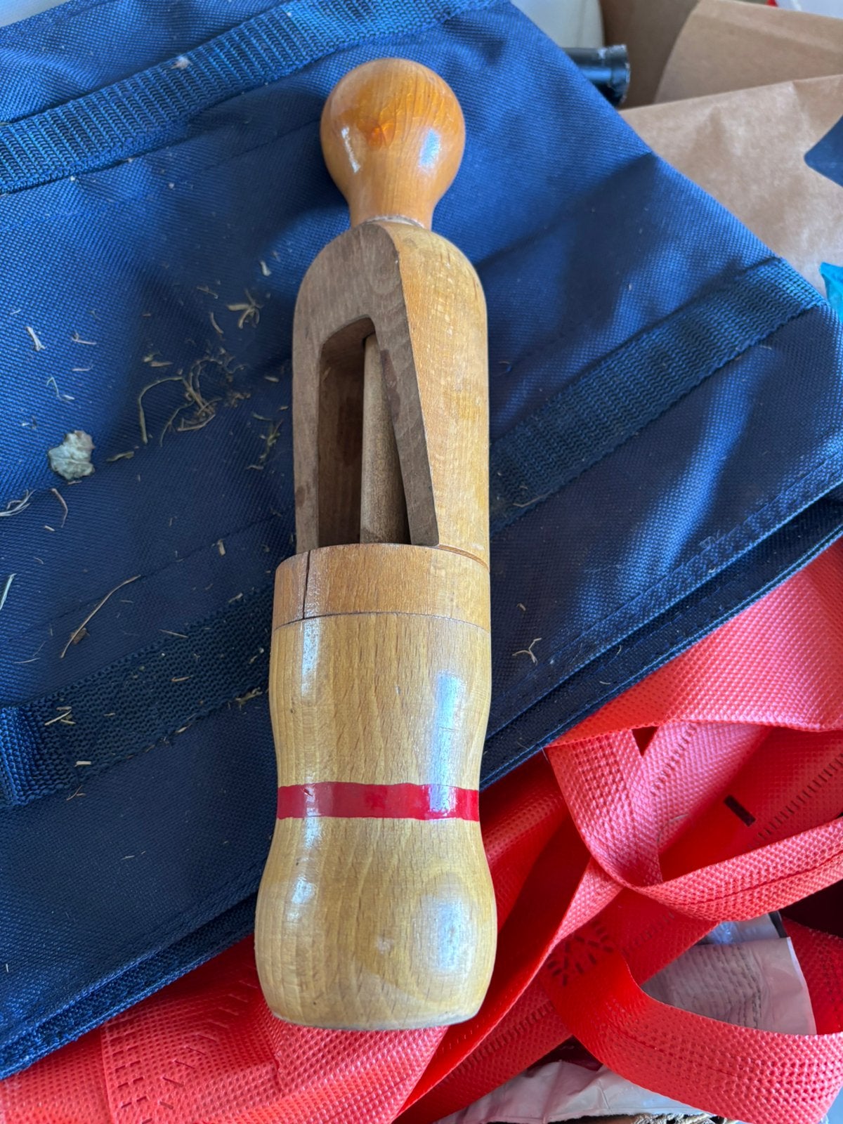 Bouchonneuse en bois, Enlèvement