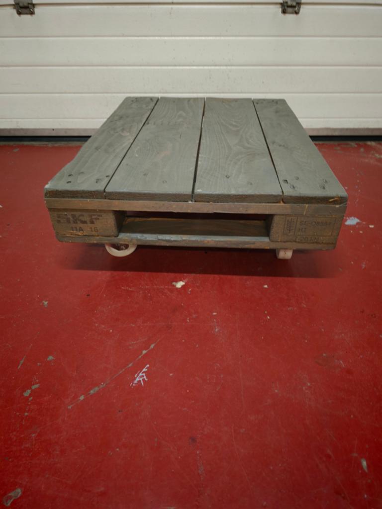 Kleine geglazuurde pallet met wielen, Ophalen