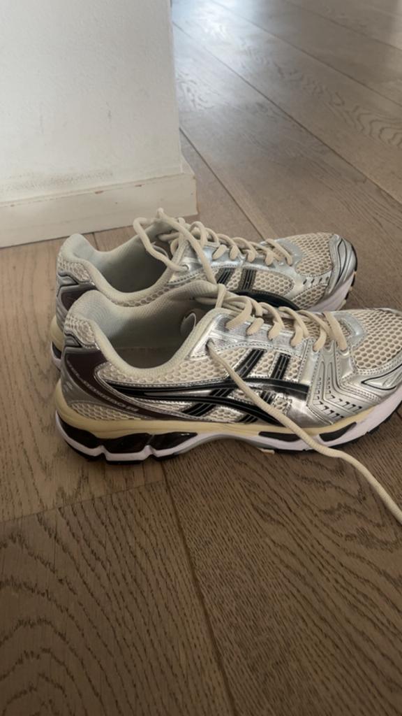 Asics kayano cream brown maat 42,5, Ophalen, Zo goed als nieuw