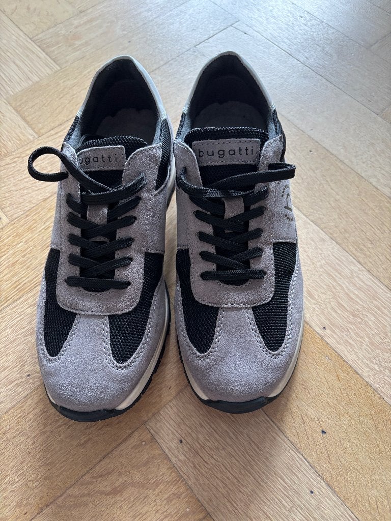 Bugatti Basket Tennis Taille 42 Comme neuve, Sports & Fitness, Enlèvement ou Envoi, Comme neuf, Chaussures