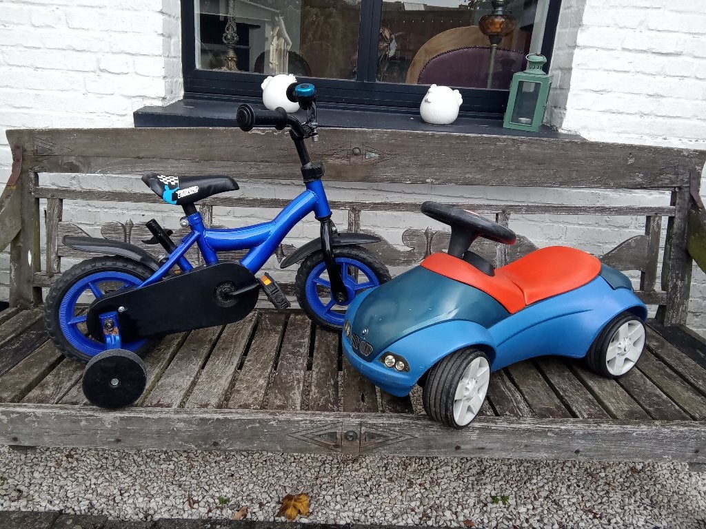 Kinderfietsje met zijwieltjes plus loopauto in goede staat., Ophalen, Zo goed als nieuw, Minder dan 16 inch, Zijwieltjes