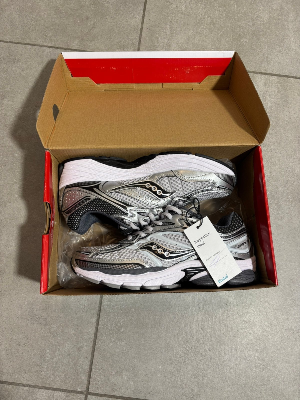 Saucony Progrid Omni 9 - Blanc/Gris - Taille 43, Neuf, Enlèvement ou Envoi, Blanc, Baskets