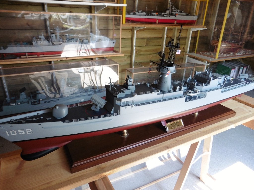 F.1052 USS Knox-1/96, Hobby & Loisirs créatifs, Modélisme | Bateaux & Navires, Enlèvement, Neuf, 1:50 à 1:200, Autres marques