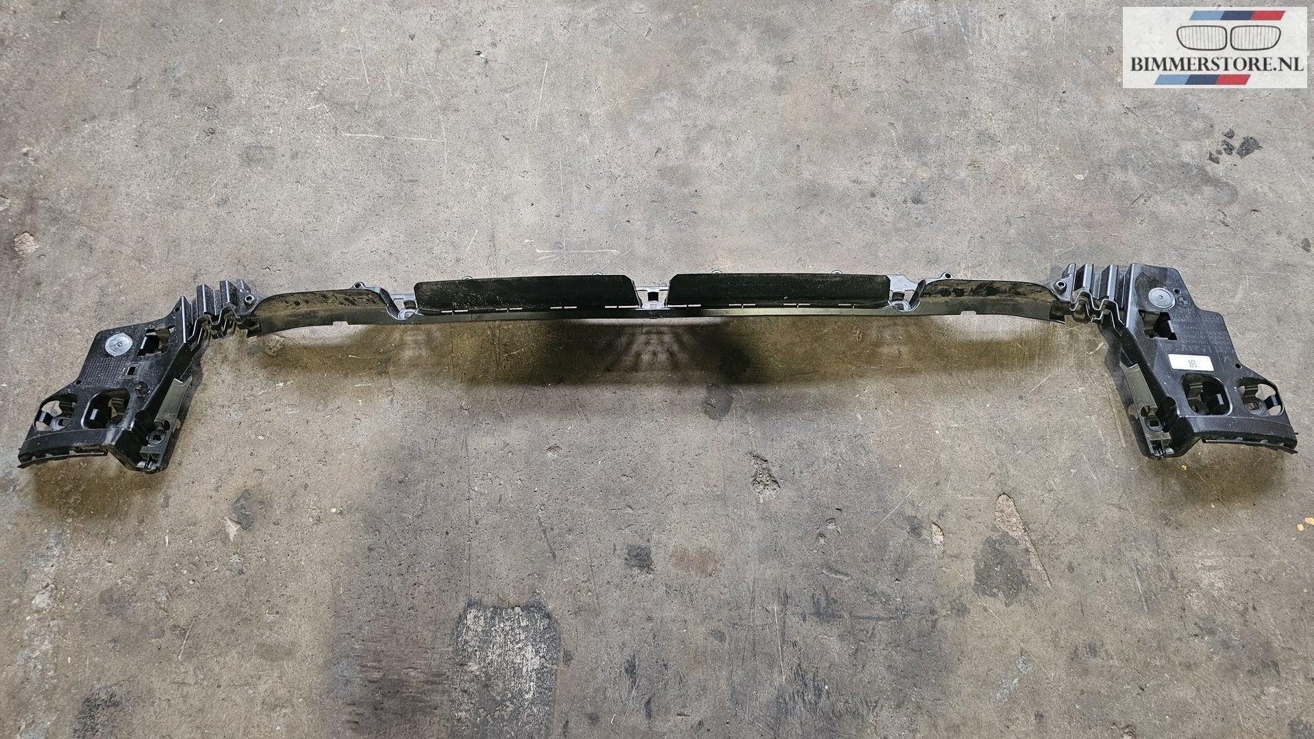 Achterbumper montage steun bracket midden BMW 5 serie G31 51, Nieuw, Ophalen of Verzenden, Achter, Bumper