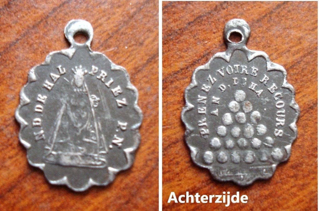 Klein zilveren oud medailletje notre-dame de Hal, Verzamelen, Religie, Verzenden, Gebruikt, Overige typen, Christendom | Katholiek