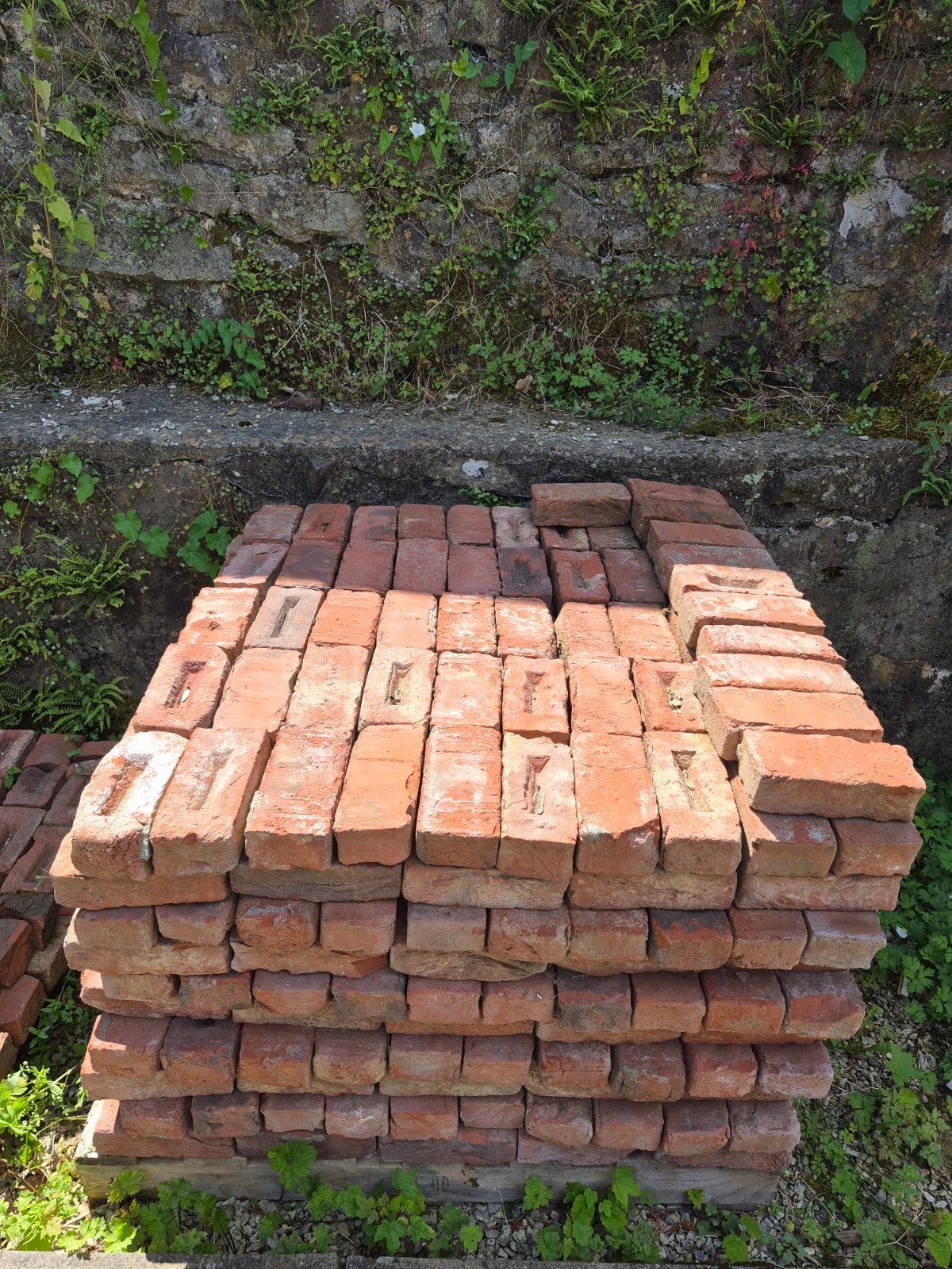 Lot de + de 500 anciennes briques et nombreuses découpes, Enlèvement, Briques
