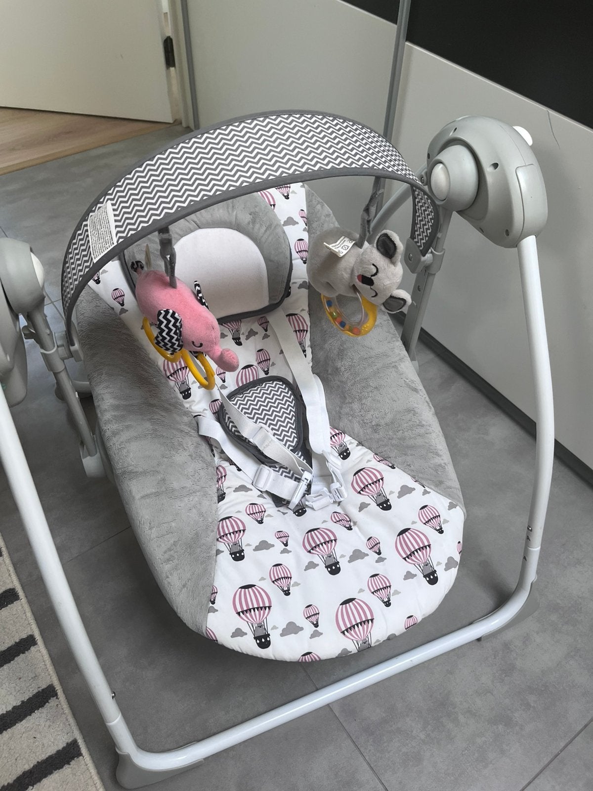Kinderkraft FLO elektrische babyschommel, Kinderen en Baby's, Wipstoeltjes, Ophalen, Zo goed als nieuw