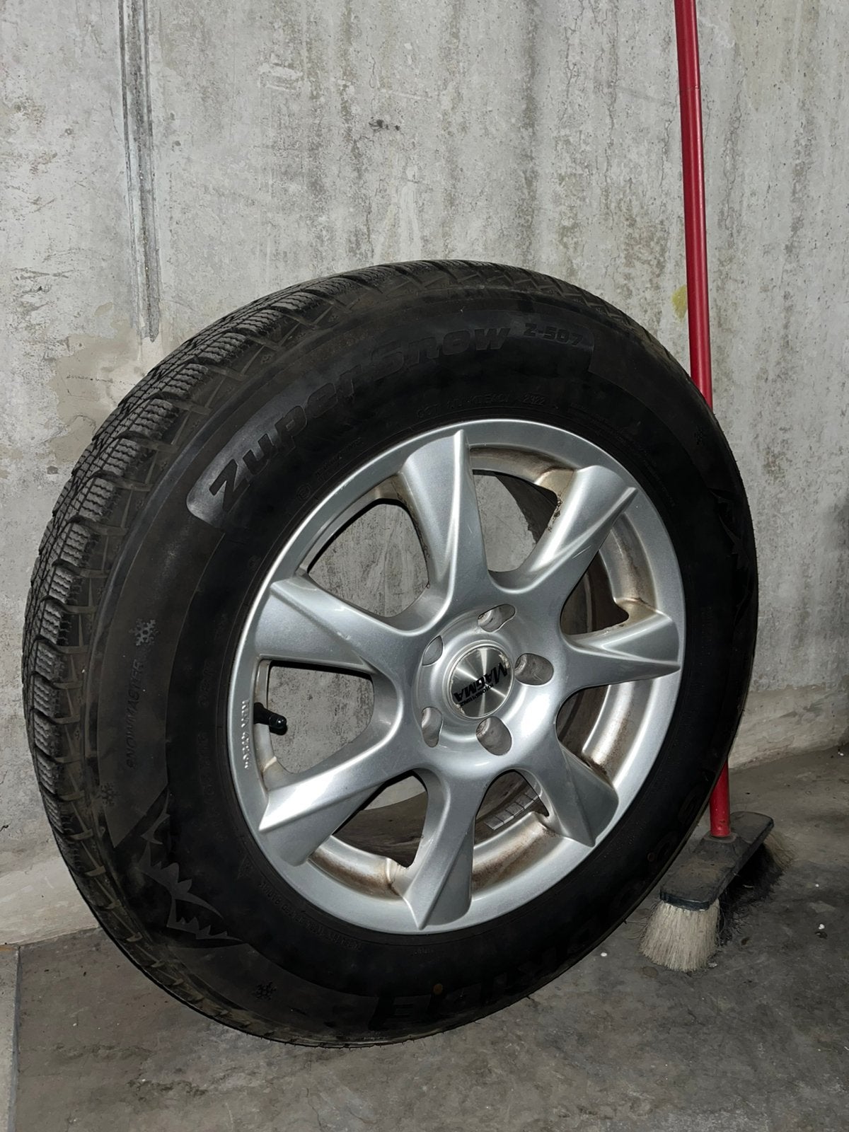 Vw tiguan velgen met nieuwe banden, Auto-onderdelen, Banden en Velgen, Ophalen, Band(en)