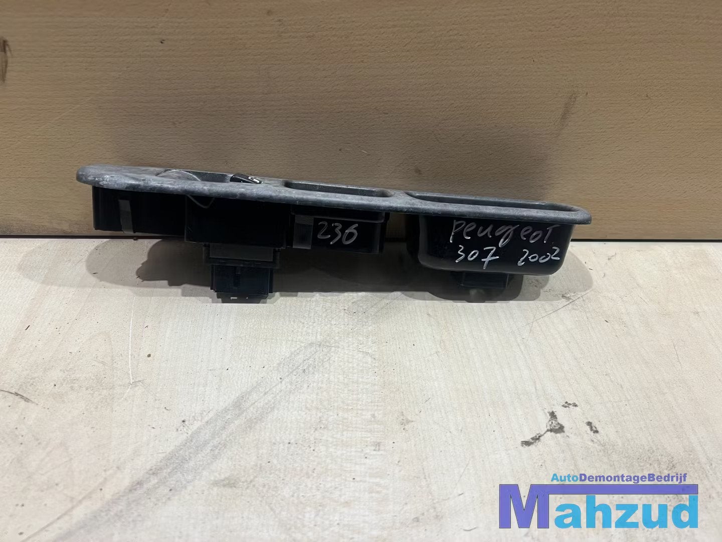 PEUGEOT 307 rechts voor raam schakelaar 2000-2007, Auto-onderdelen, Taurusavenue 1
2132 LS  Hoofddorp, NL, Gebruikt, Contact.group@renault.com
