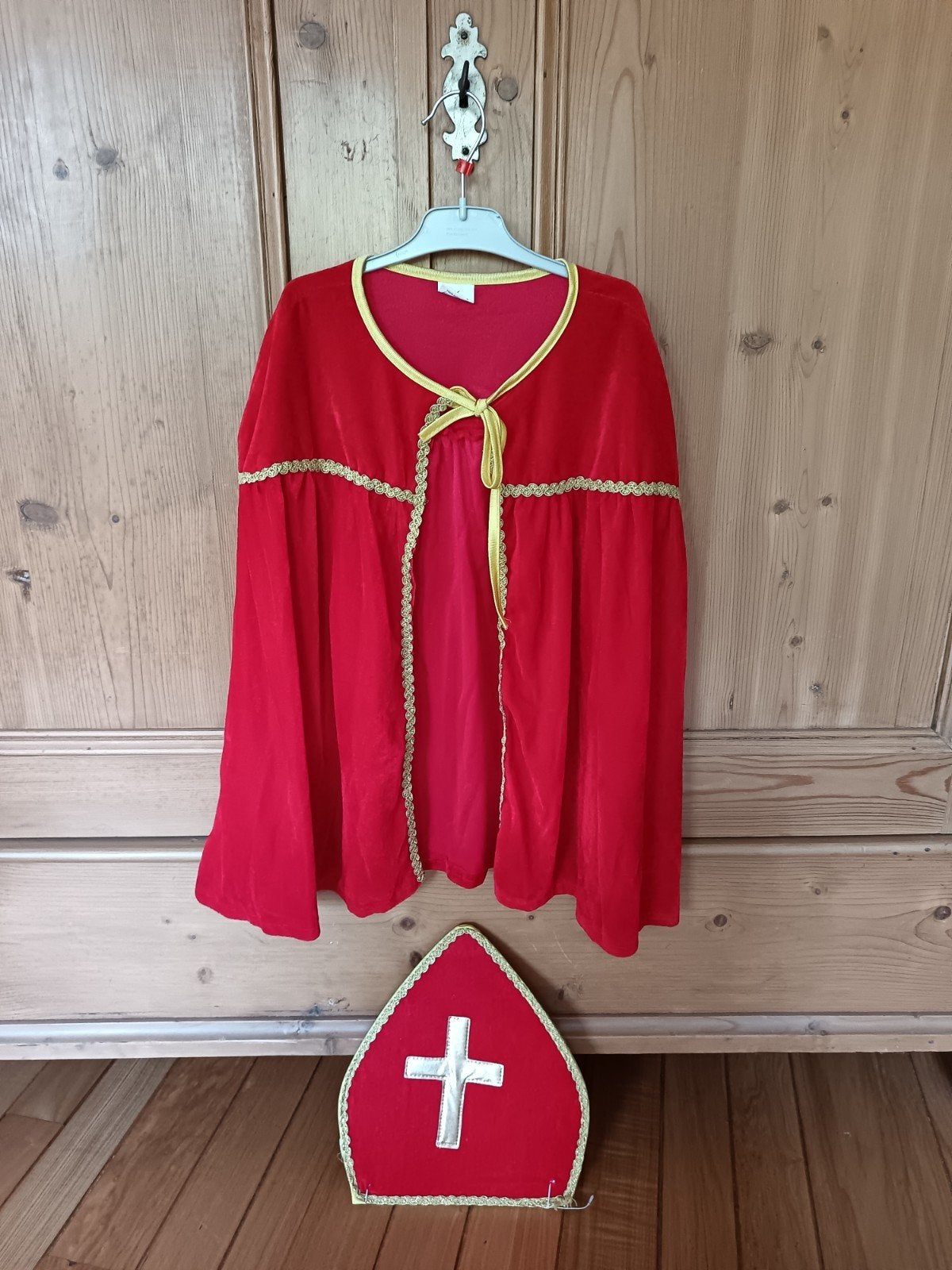 Cape en mijter Sinterklaas, Diversen, Ophalen