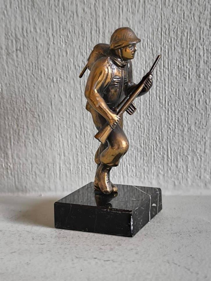 Bronzen/koperen beeldje militair, Ophalen of Verzenden
